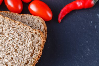 Kahvaltı menüsü. Kırmızı biber ile ekmek