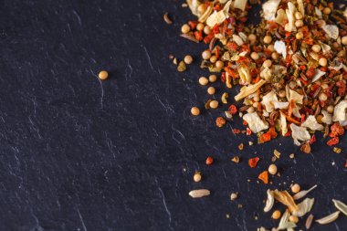 Portre, kırmızı pul biber ve baharat