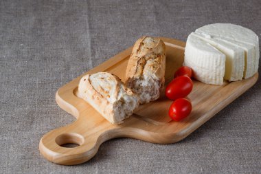 ahşap üzerine dilimlenmiş ekmek