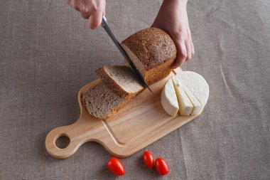 ahşap üzerine dilimlenmiş ekmek