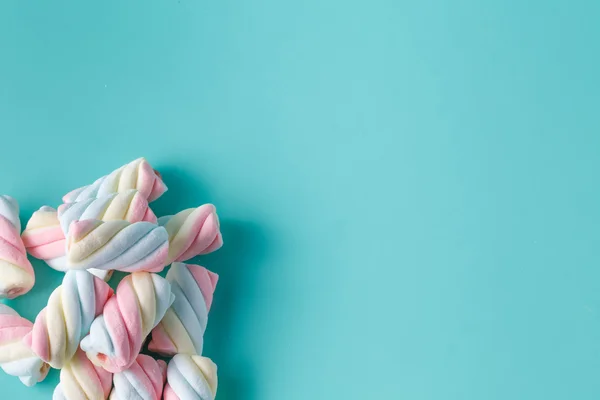 Pastell färg marshmallow i glas, flyga plumelet. lätthet — Stockfoto