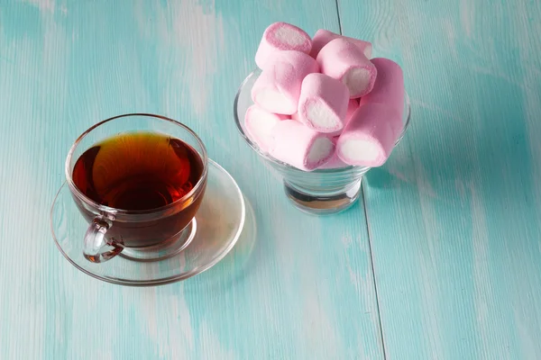 Taza de té y malvaviscos rosados — Foto de Stock