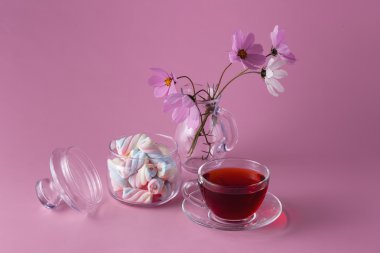 çay bardağı ile kavanoza bükülmüş renkli hatmi