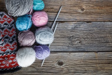 Renkli iplik iğne ile clews