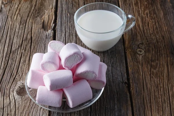 Malvavisco rosa con leche — Foto de Stock