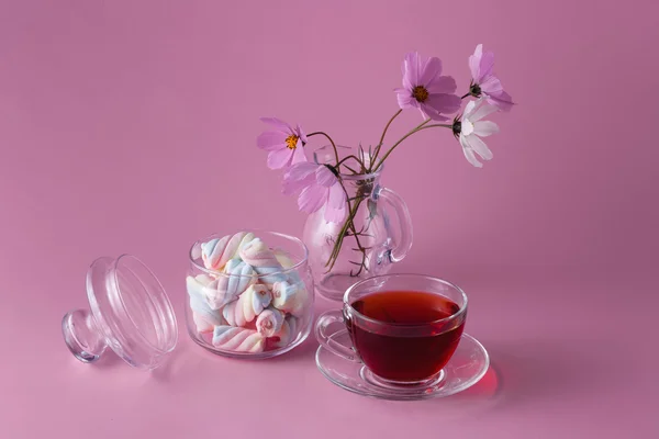 Taza de té con malvavisco de color retorcido en tarro — Foto de Stock