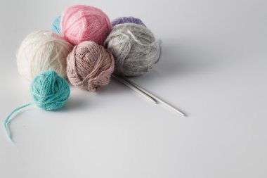 Renkli iplik iğne ile clews