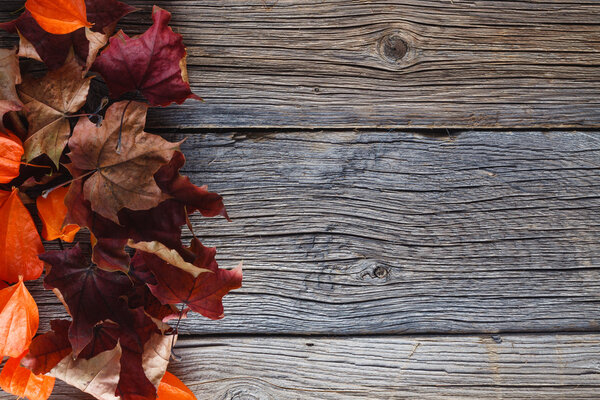 Осенние листья на деревенском деревянном столе
