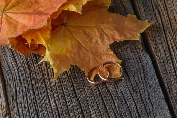 素朴な木の上の秋の結婚式の装飾 — ストック写真