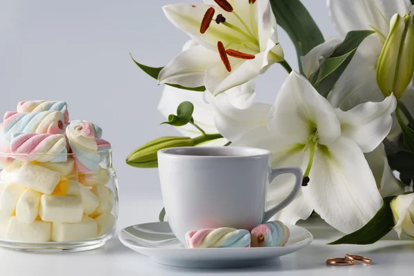 Morgentee-Tasse mit farbigem Marshmallow weiße Lilie — Stockfoto