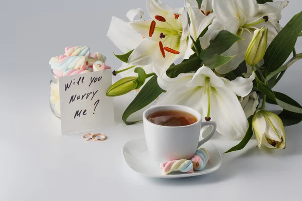 Frühstück. Tasse Tee, weiße Lilie — Stockfoto