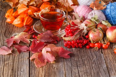 Yün topları rustik ahşap zemin üzerine hasat sonbahar