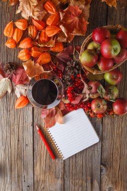 Sonbahar şarap cam rustik ahşap zemin üzerine