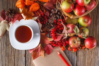 Sonbahar sembolleri rustik ahşap zemin üzerine