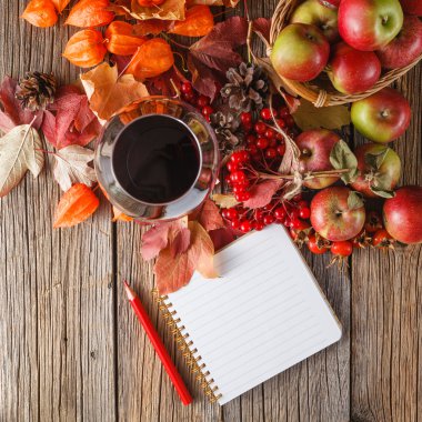 Sonbahar şarap cam rustik ahşap zemin üzerine