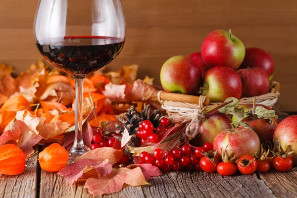 Daling van wijn in glazen op rustieke houten achtergrond — Stockfoto