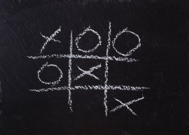 Siyah arduvaz tahta üzerinde oyun Tic Tac Toe