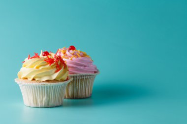 Akuamarin arka plan üzerinde renkli pembe topkek