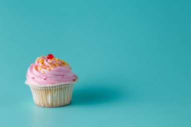 Bir renkli cupcake
