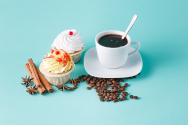 Akuamarin arka plan üzerinde renkli pembe topkek