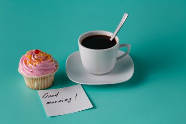 kahve fincanı ile Akuamarin arka plan üzerinde renkli pembe topkek