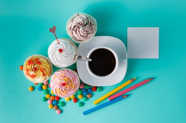 Renkli konfeti ve kahve fincanı ile cupcakes