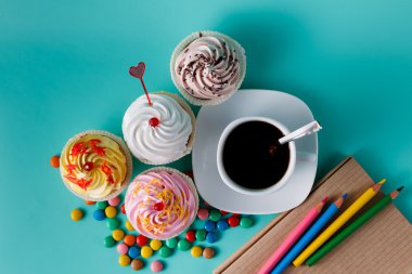 Renkli konfeti ve kahve fincanı ile cupcakes
