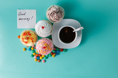 Kek ve kahve fincanı