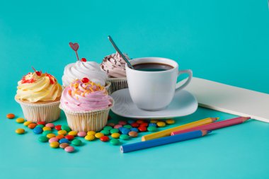Renkli konfeti ve kahve fincanı ile cupcakes
