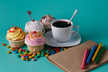 Renkli konfeti ve kahve fincanı ile cupcakes