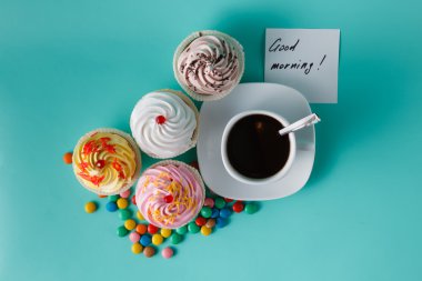 Kek ve kahve fincanı