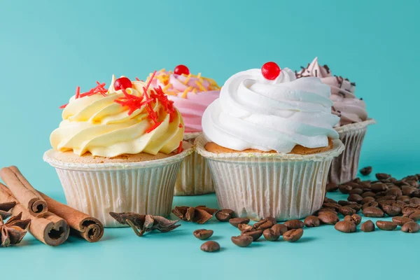 Färgglad rosa cupcake på aquamarine bakgrund — Stockfoto