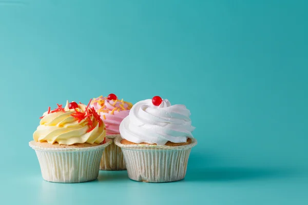 Cupcake rosa colorido sobre fondo aguamarina — Foto de Stock