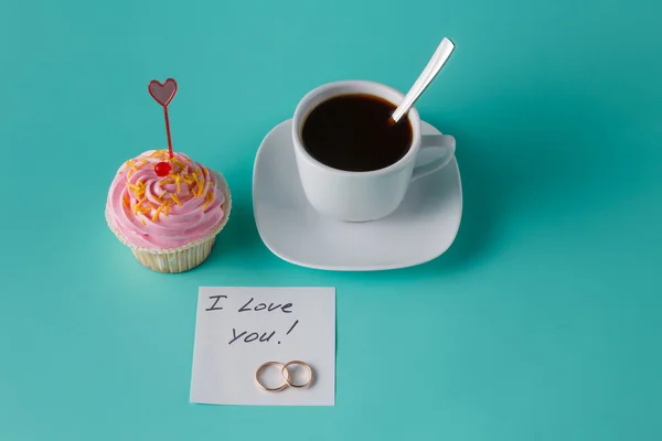 Bunte rosa Cupcake auf Aquamarin Hintergrund mit Kaffeetasse — Stockfoto