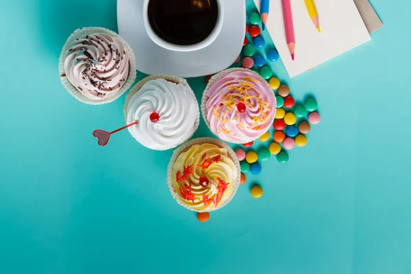 Cupcakes mit buntem Konfetti und Kaffeetasse — Stockfoto