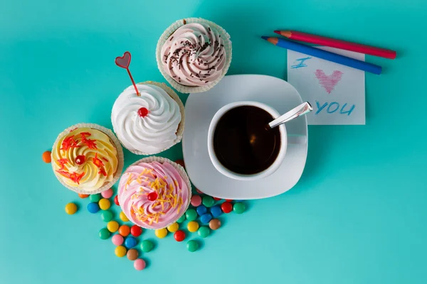 Cupcakes mit buntem Konfetti und Kaffeetasse — Stockfoto
