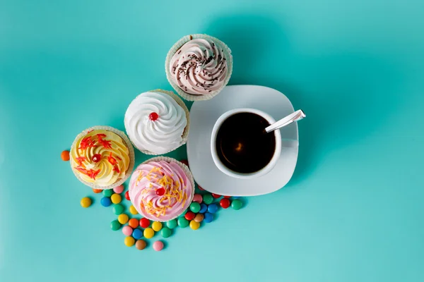 Bolinhos e xícara de café — Fotografia de Stock