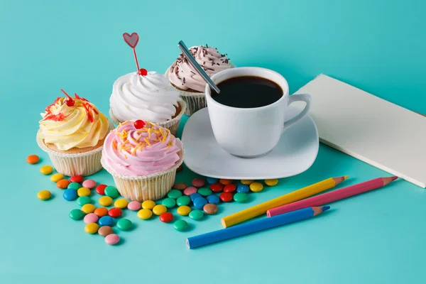 Pasteles con confeti colorido y taza de café — Foto de Stock