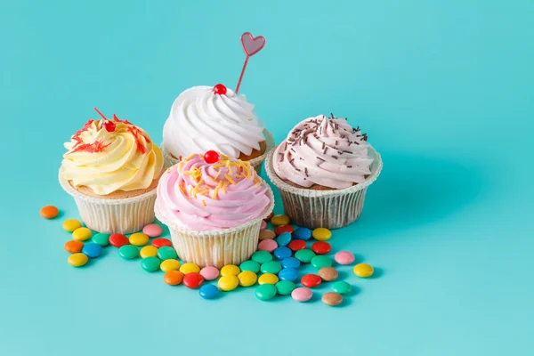 Cuatro cupcakes de colores — Foto de Stock