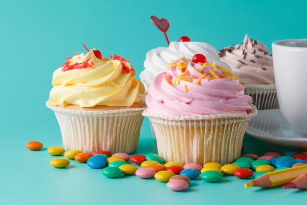 Viele bunte Cupcakes. Nahaufnahme — Stockfoto