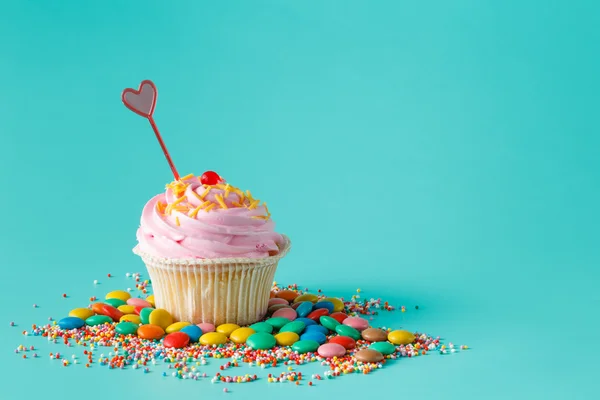 Un cupcake sobre fondo aguamarina —  Fotos de Stock