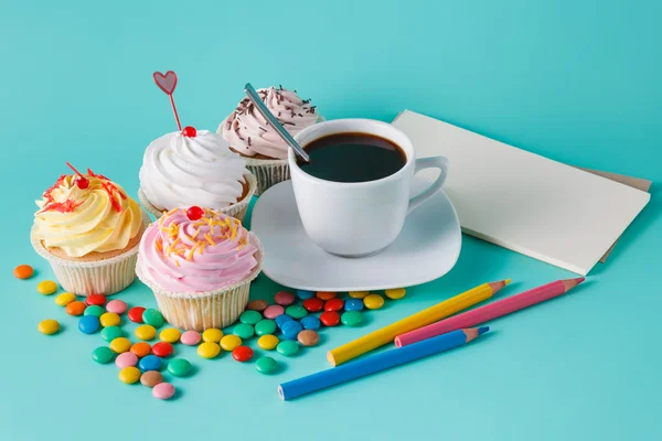 Pasteles con confeti colorido y taza de café — Foto de Stock