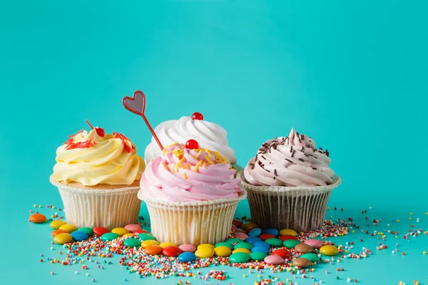 Cuatro cupcakes de colores — Foto de Stock