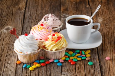 Rustik arka plan üzerinde renkli cupcake