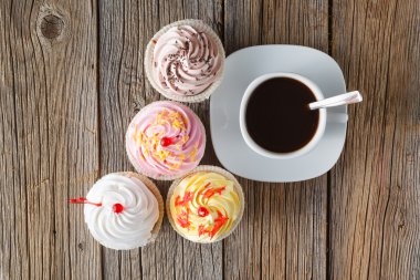 Rustik arka plan üzerinde renkli cupcake