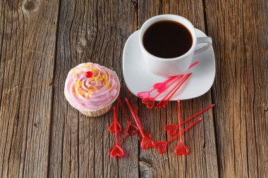 Rustik arka plan üzerinde renkli cupcake