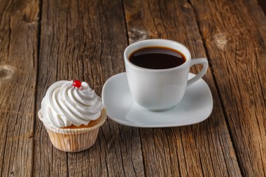 Rustik arka plan üzerinde renkli cupcake