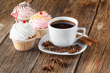 Rustik arka plan üzerinde renkli cupcake