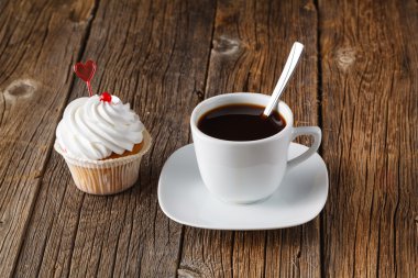 Rustik arka plan üzerinde renkli cupcake