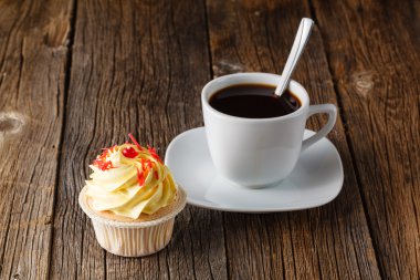 Rustik arka plan üzerinde renkli cupcake
